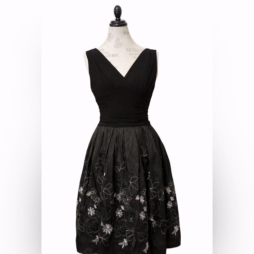 π€β¨ Camille La Vie Black Embellished Evening Dress 4P 4 Petite Stunner β¨π€ - Picture 1 of 6